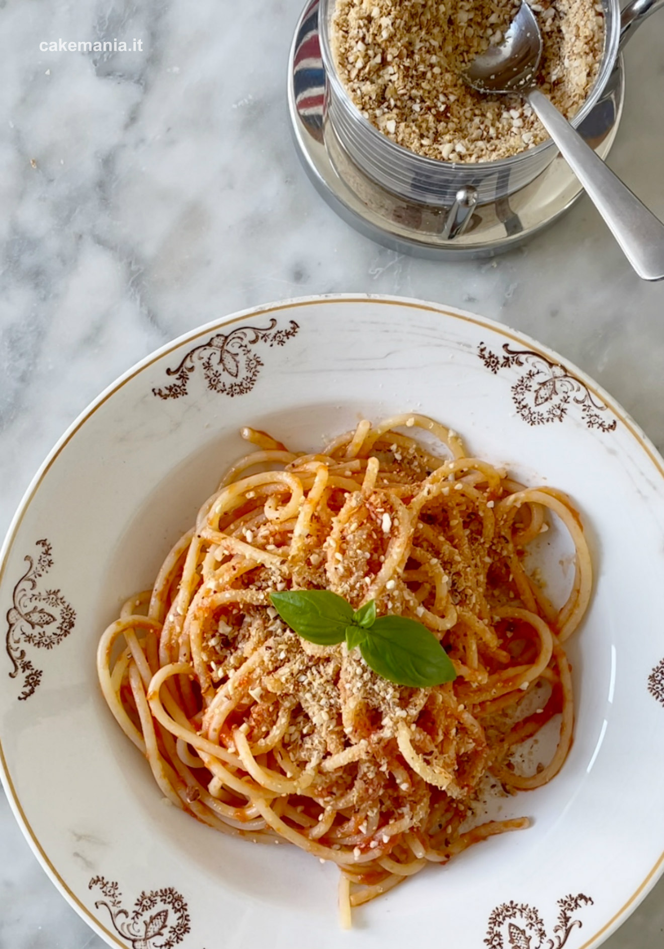 spaghetti al pomodoro con parmigiano vegan