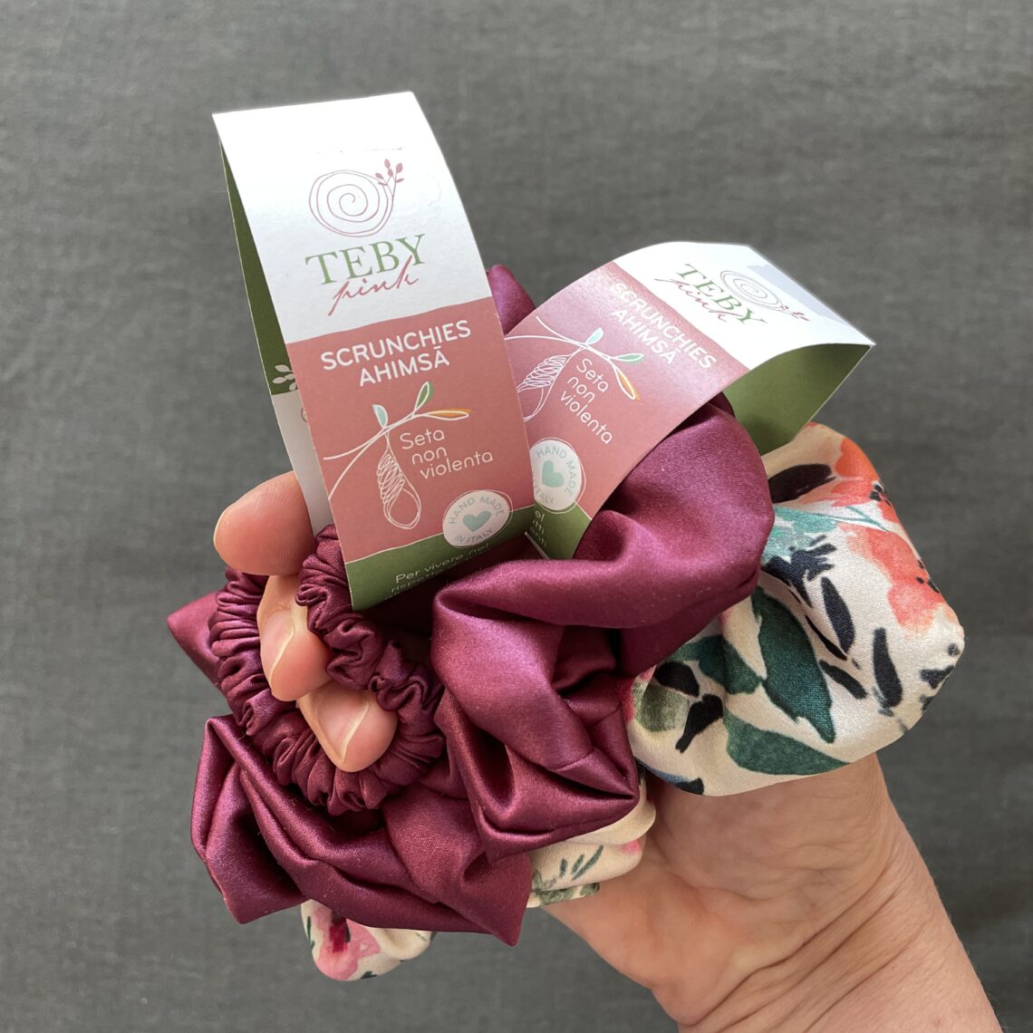 scrunchie di seta non violenta