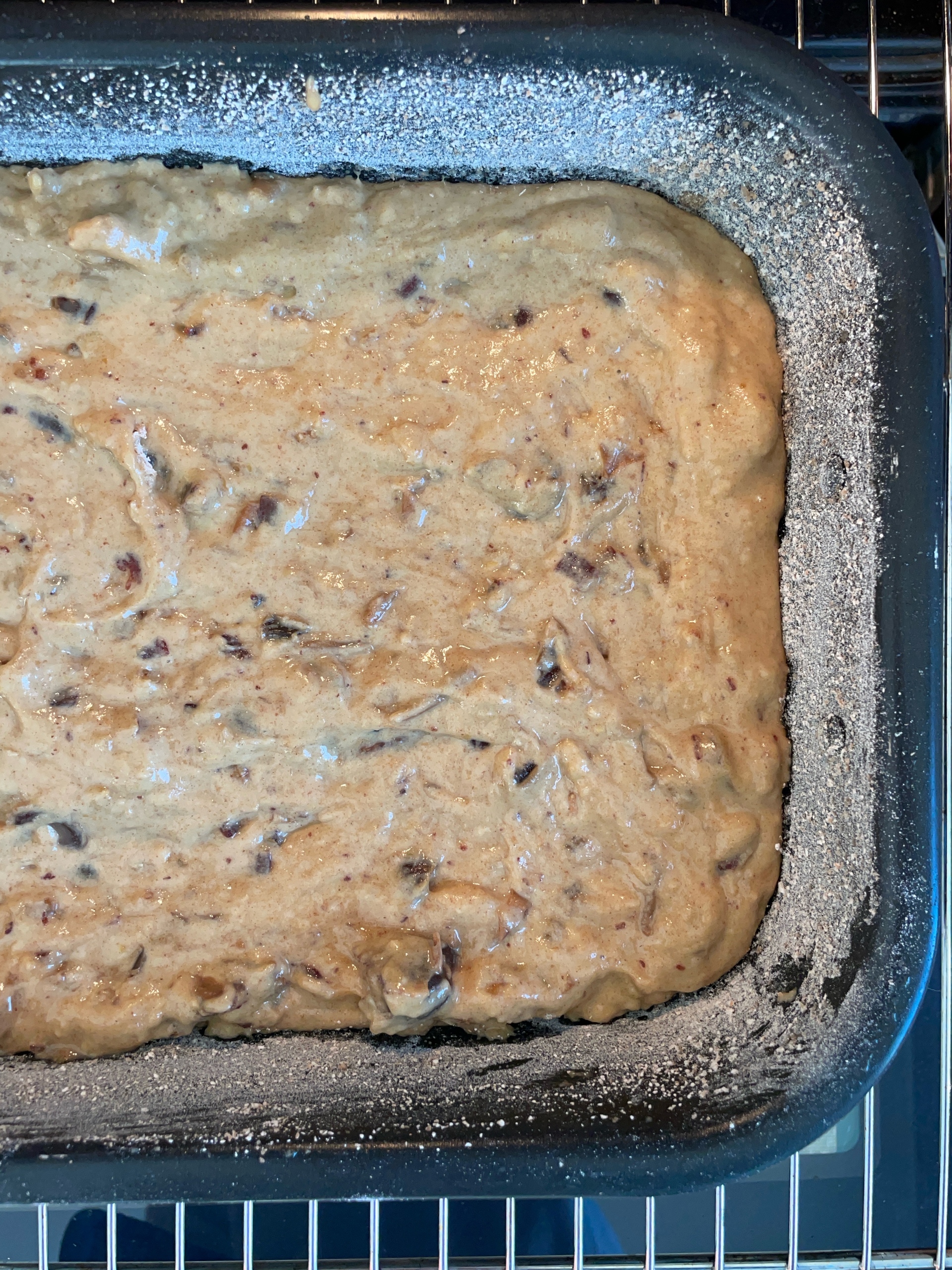 Una teglia di pan dolce con datteri e noci da infornare